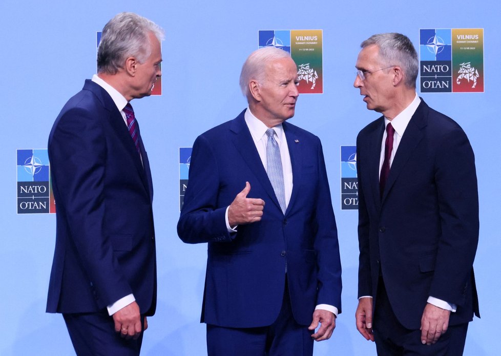 Jens Stoltenberg a Gitanas Nauseda vítají Joea Bidena na summitu NATO (11. 7. 2023).