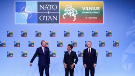 Jens Stoltenberg a Gitanas Nauseda vítají Emmanuela Macrona na summitu NATO (11. 7. 2023).