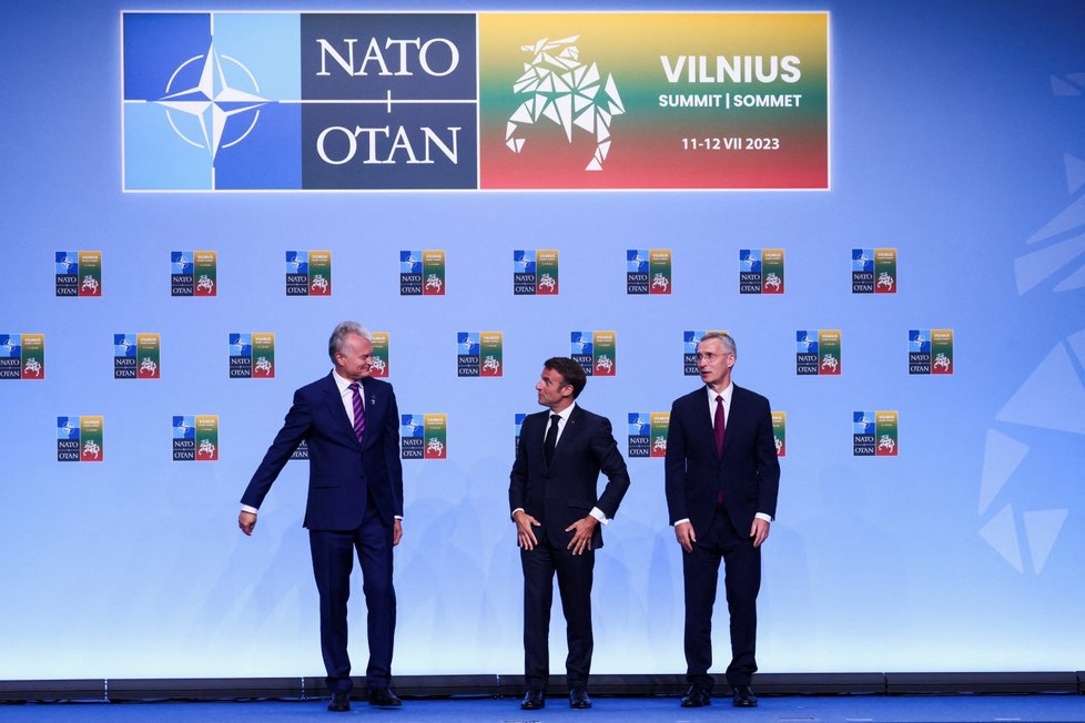 Jens Stoltenberg a Gitanas Nauseda vítají Emmanuela Macrona na summitu NATO (11. 7. 2023).