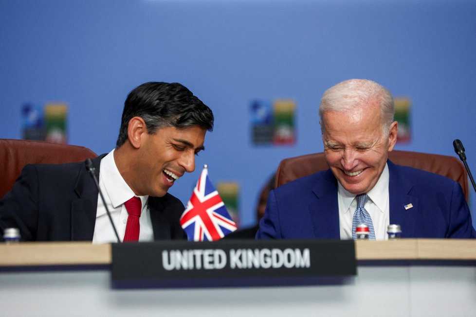 Rishi Sunak a Joe Biden na summitu NATO (11. 7. 2023).