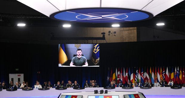 Putin pokládá Evropu za svůj majetek, chce pohlcovat jedno město za druhým, varoval NATO Zelenskyj