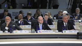 Zleva: premiér Indie Naréndra Módí, český premiér Bohuslav Sobotka a premiér Alžírska Abdal Malik Sallál 1. dubna ve Washingtonu na summitu o jaderné bezpečnosti