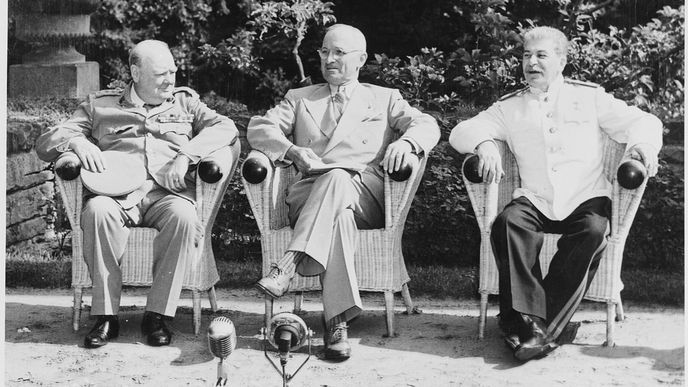 Churchill, Truman, Stalin na Postupimské konferenci.