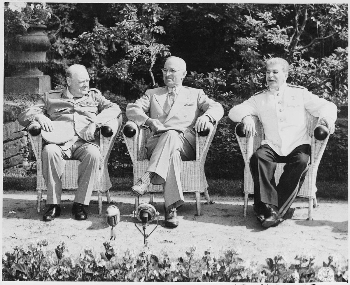 Churchill, Truman, Stalin na Postupimské konferenci.