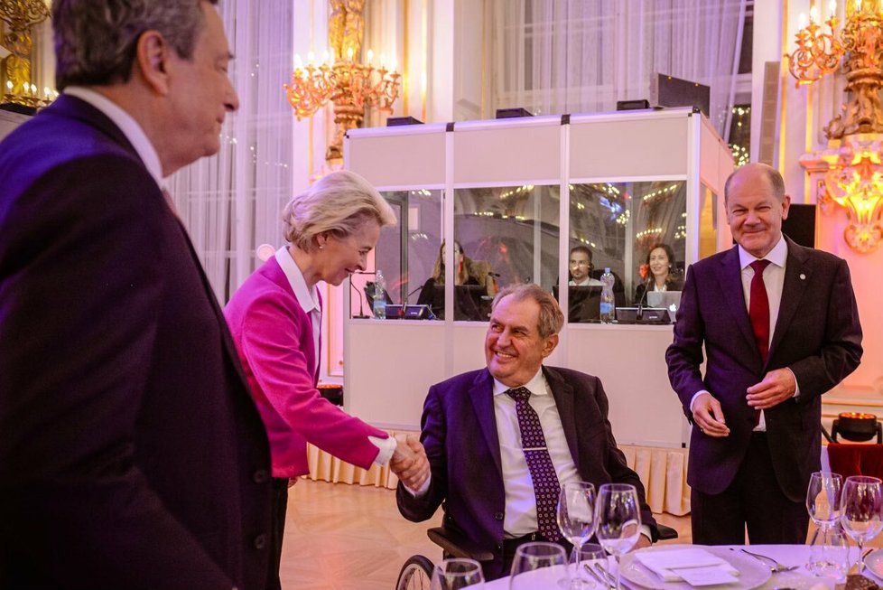 Pražský supersummit 2022: Prezident Miloš Zeman s německým kancléřem Olafem Scholzem a předsedkyní EK Ursulou von der Leyenovou (6.10.2022)