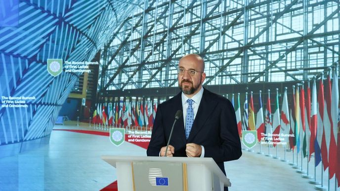 Předseda Evropské rady („europrezident“) Charles Michel hovořil k prvním dámám z Bruselu.