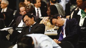 Délka a bezvýslednost jednání se ale na některých delegátech podepsala natolik, že usnuli na stolech.