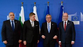 Na okraj summitu EU v Bruselu se 21. dubna sešli s předsedou Evropské komise Jeanem-Claudem Junckerem (druhý zprava) premiéři Bulharska Bojko Borisov (vlevo), Slovenska Robert Fico (druhý zleva) a ČR Bohuslav Sobotka (zcela vpravo).