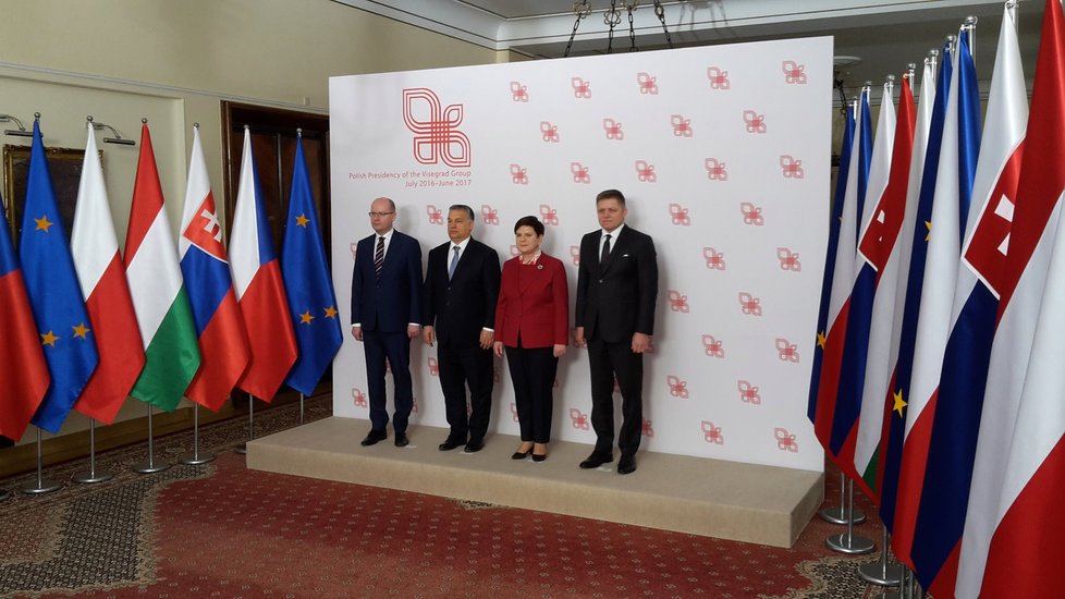 Premiéři zemí V4 zprava Bohuslav Sobotka, Viktor Orbán, Beata Szydlová a Robert Fico. Na mimořádném summitu 2. března řešili i dvojí kvalitu potravin.