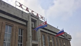Na nádraží v pohraničním městě Chasan vlaje ruská a severokorejská vlajka.
