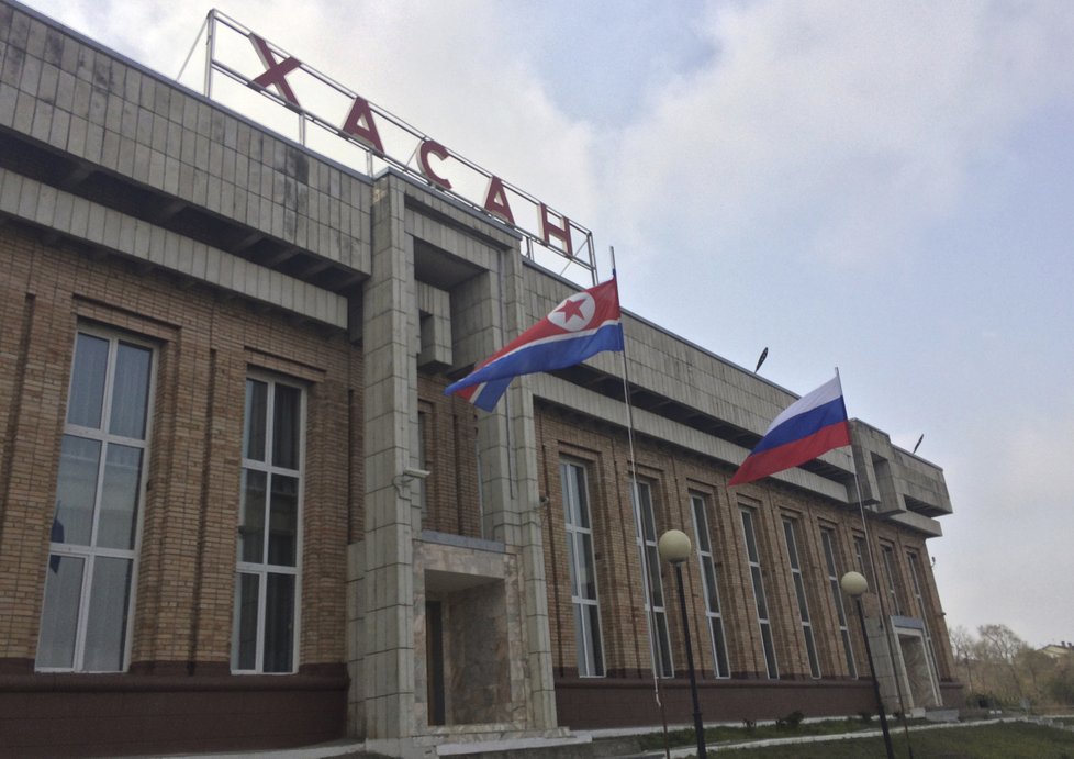 Na nádraží v pohraničním městě Chasan vlaje ruská a severokorejská vlajka.