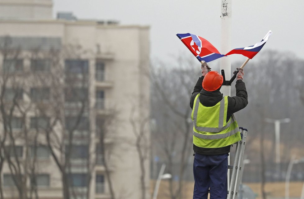 Pracovníci rozvěšují ruské a severokorejské vlajky po Vladivostoku, kde by se měl ve čtvrtek 25. dubna konat summit mezi Putinem a Kimem, (23.04.2019).