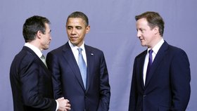 Tři výrazní světoví politici: (zleva) generální tajemník Anders Fogh Rasmussen, americký prezident Barack Obama, britský premiér David Cameron