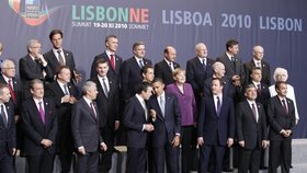 Členi účastnící se lisabonského summitu (vlevo prezident České republiky Václav Klaus)