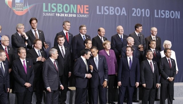 Členi účastnící se lisabonského summitu (vlevo prezident České republiky Václav Klaus)