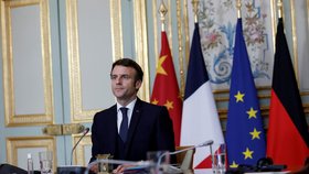 Emmanuel Macron hovořil s Olafem Scholzem a Si Ťin-pchingem.