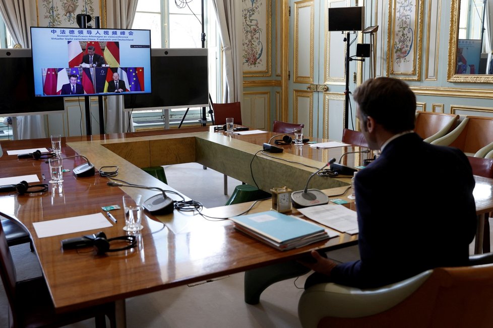 Emmanuel Macron hovořil s Olafem Scholzem a Si Ťin-pchingem.