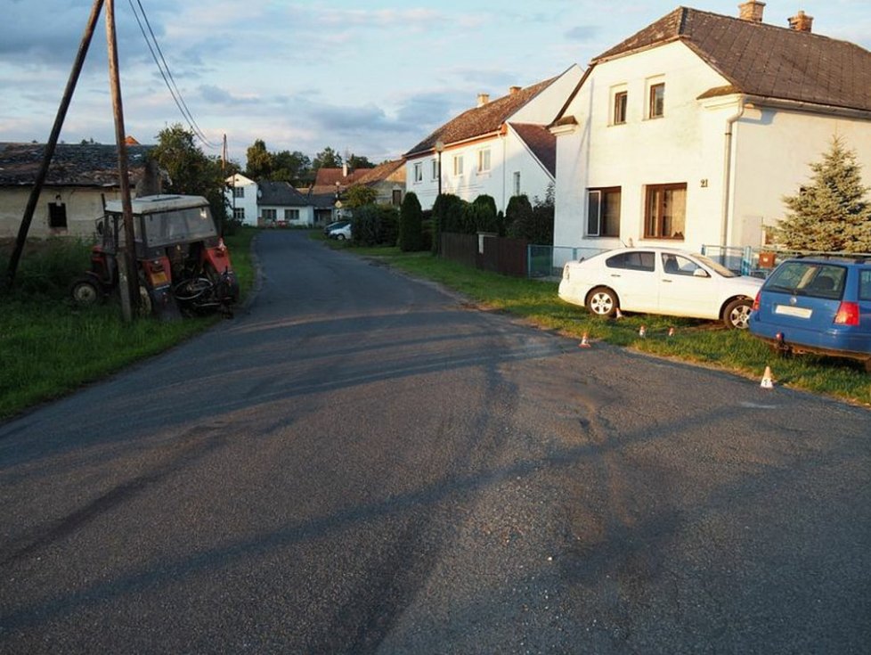 Opilý mladík vlezl do traktoru, pří jízdě zranil maminku s dítětem a poškodil osobní vůz i novostavbu.