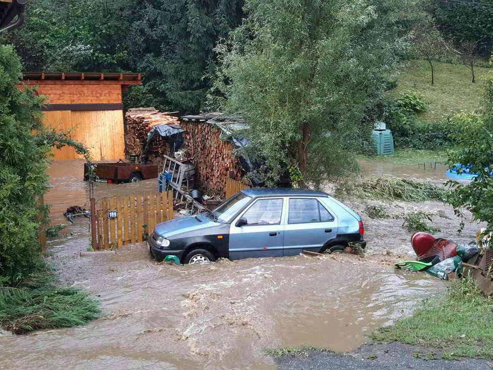 Přes Šumpersko se přehnala silná bouřka, hasiči odčerpávali vodu ze sklepů (1.9.2019)