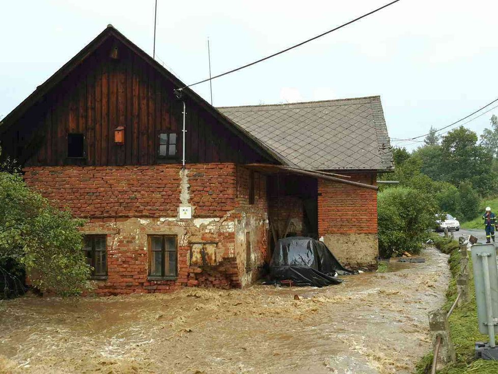 Přes Šumpersko se přehnala silná bouřka, hasiči odčerpávali vodu ze sklepů (1.9.2019)