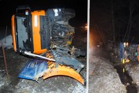Řidič sypače na Šumpersku dostal smyk: S údržbovým vozem skončil v příkopu