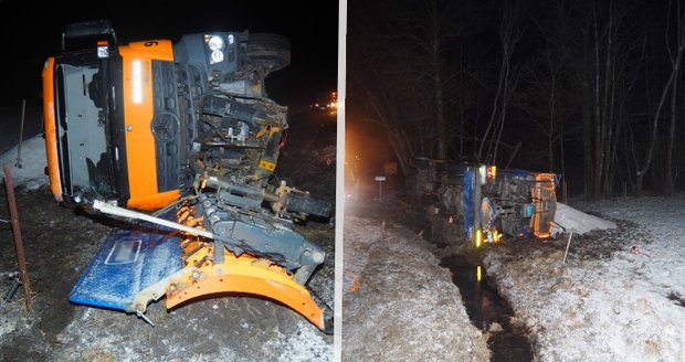 Řidič sypače na Šumpersku dostal smyk: S údržbovým vozem skončil v příkopu