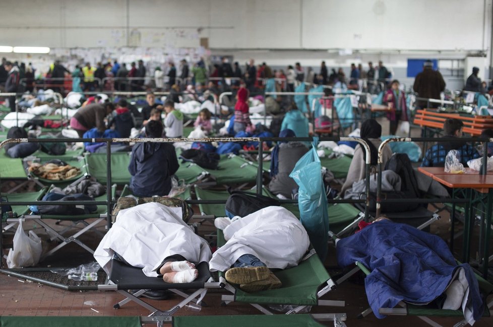 Německu již docházejí ubytovací kapacity, azylanty ubytovává, kde se dá.