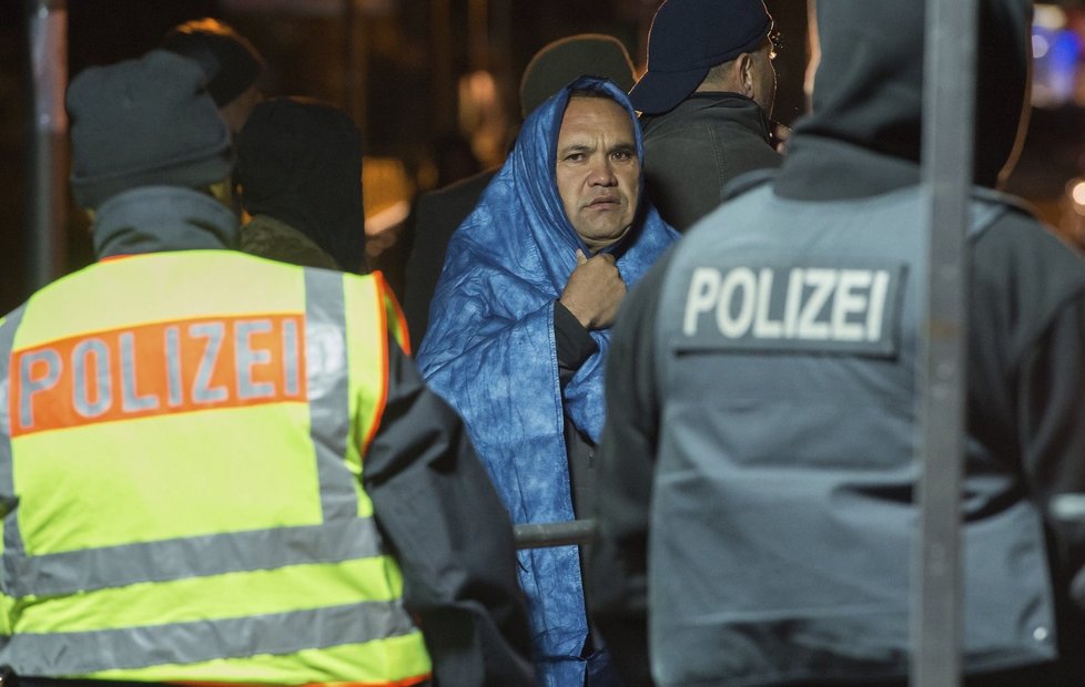 Německá policie zvažuje, že zavede bodový systém, který by usnadnil deportace migrantů opakovaně porušujících zákon. Informuje o tom magazín Spiegel, podle něhož by každý migrant, který nasbírá určitý počet bodů, musel zemi opustit (ilustrační foto).