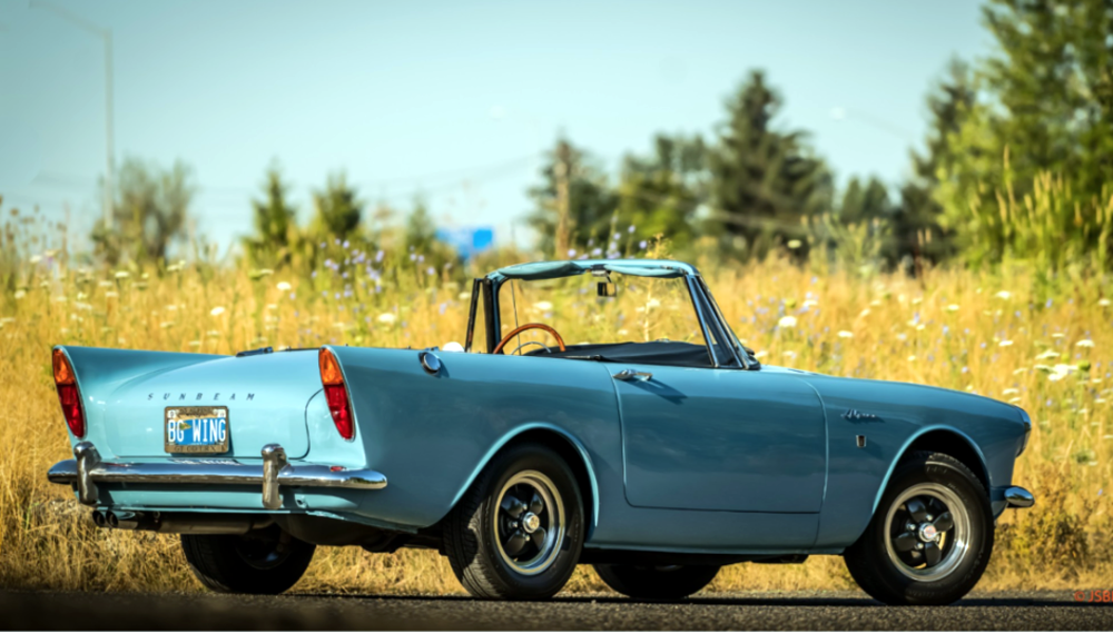 Sunbeam Alpine Series III GT z roku 1963 s odloženou pevnou střechou.