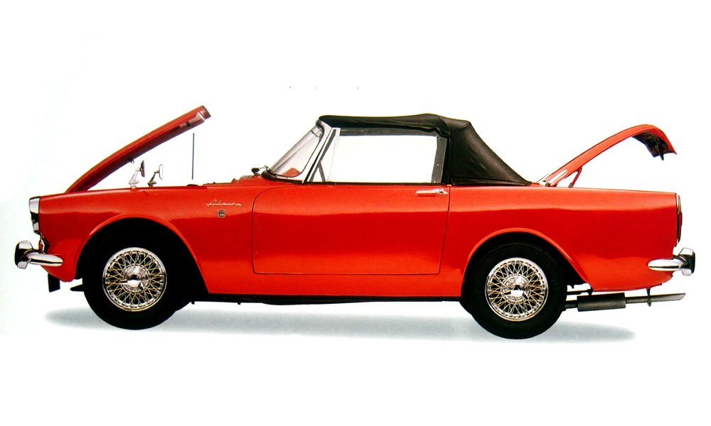 Sunbeam Alpine Series V z roku 1967 s otevřenou přední kapotou a víkem kufru. Této poslední série bylo vyrobeno 19.122 kusů.