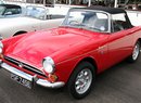 Sunbeam Tiger s nataženou plátěnou střechou.