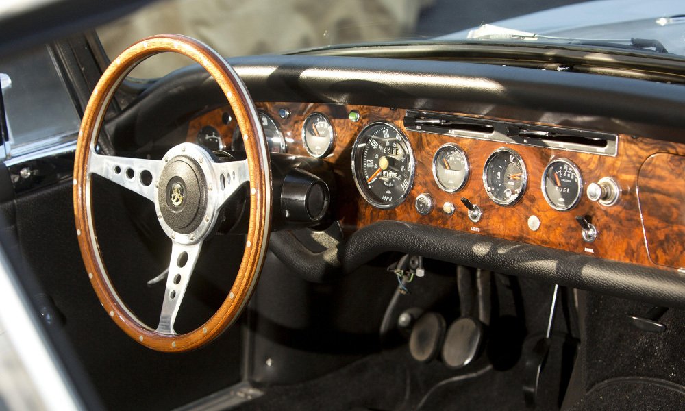 Jako správný anglický sportovní vůz měl Tiger dřevěný věnec volantu a palubní desku potaženou dřevěnou dýhou.
