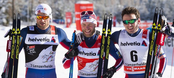 Martin Johnsrud Sundby (uprostřed) vede celkové pořadí Tour de Ski i po sprintu