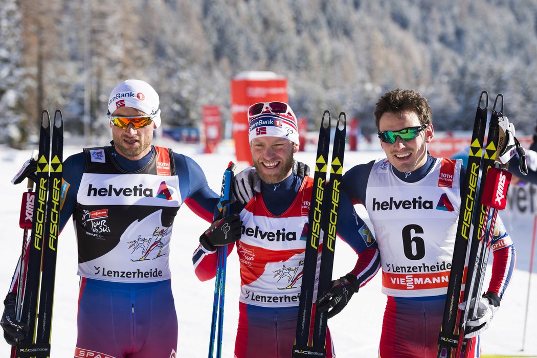 Martin Johnsrud Sundby (uprostřed) vede celkové pořadí Tour de Ski i po sprintu
