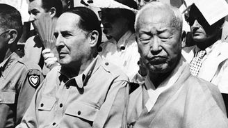 Korejská republika získala nezávislost v srpnu 1948. První prezident před tím nechal zavraždit svého konkurenta