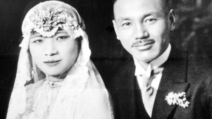 Mej-ling na svatební fotce s manželem Čankajškem, autokratickým vůdcem Číny.