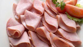 Šunky, slaniny, uzeniny... zpracované maso je vylepšováno dusičnany a ty mohou způsobit zdravotní problémy