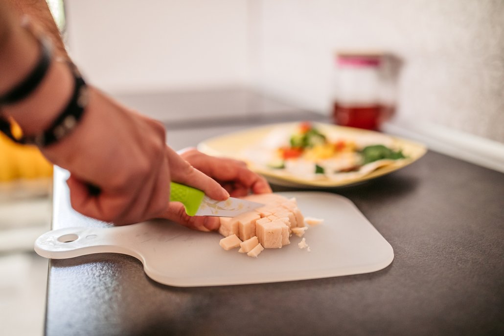 Šunku a zeleninu také nakrájejte a přidejte do směsi na pizza housky