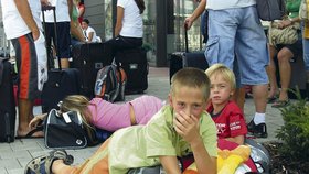 Klienti Sunny days si připadali na letišti jako bezdomovci...