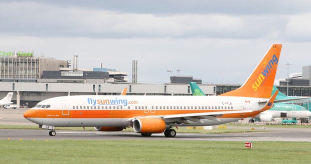 Letadlo společnosti Sunwing muselo nouzově přistát kvůli agresivním opilým pasažérkám.