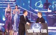 Lukáš Adamec jako KVÍZ KVÍZ vítěz převzal šek na 100 00 EUR.