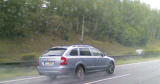Čtenář Blesku vyfotil toto auto na dálnici D1 směrem na Brno