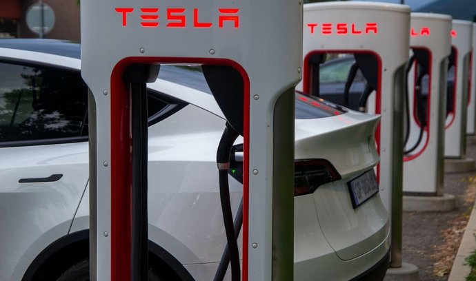 Tesla nechává hlasovat, kde má vybudovat další superchargery. Ve hře jsou i Karlovy Vary