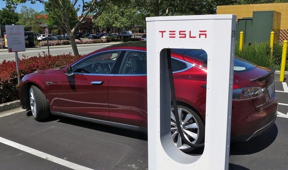 Superchargerů Tesla mohou využívat výhradně elektromobily této značky.