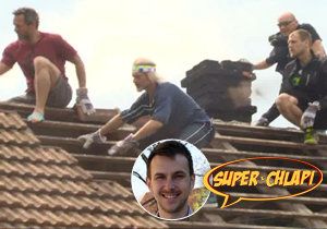 Superchlapi makali na střeše svého spolubojovníka!