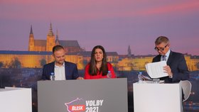 Superdebata Blesku (7. 10. 2021): Moderátoři Jakub Veinlich a Vera Renovica a Andrej Babiš (ANO)