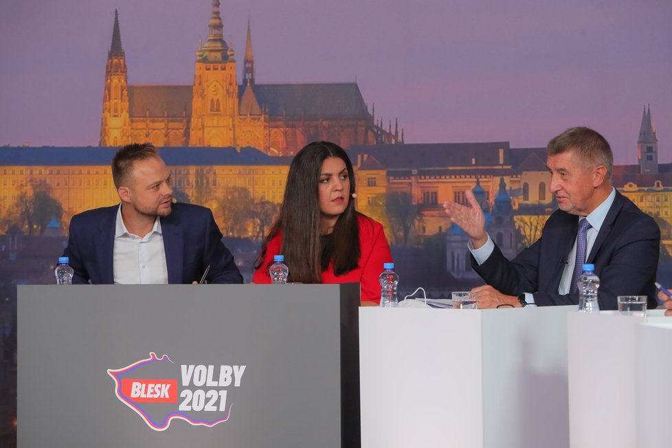 Superdebata Blesku (7. 10. 2021): Moderátoři Jakub Veinlich a Vera Renovica a Andrej Babiš (ANO)