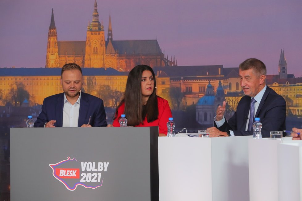 Superdebata Blesku (7. 10. 2021): Moderátoři Jakub Veinlich a Vera Renovica a Andrej Babiš (ANO)