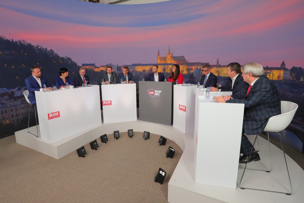 Superdebata Blesku (7. 10. 2021): Zleva Marian Jurečka (KDU-ČSL), Markéta Pekarová Adamová (TOP 09), Petr Fiala (ODS), Vít Rakušan (STAN), Ivan Bartoš (Piráti), moderátoři Jakub Veinlich a Vera Renovica, Andrej Babiš (ANO), Jan Hamáček (ČSSD), Vojtěch Filip (KSČM)