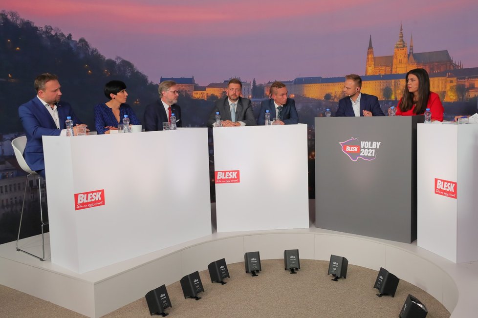 Superdebata Blesku (7. 10. 2021): Zleva Marian Jurečka (KDU-ČSL), Markéta Pekarová Adamová (TOP 09), Petr Fiala (ODS), Vít Rakušan (STAN), Ivan Bartoš (Piráti) a moderátoři Jakub Veinlich a Vera Renovica